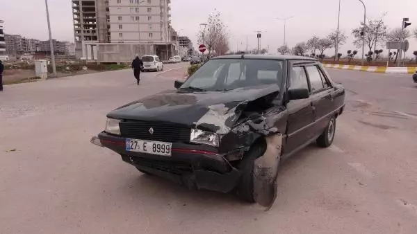 Kilis'te otomobiller çarpıştı: 3 yaralı Kilis'te otomobiller çarpıştı: 3 yaralı