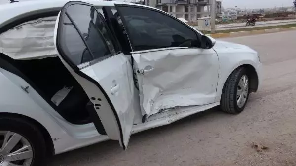 Kilis'te otomobiller çarpıştı: 3 yaralı Kilis'te otomobiller çarpıştı: 3 yaralı