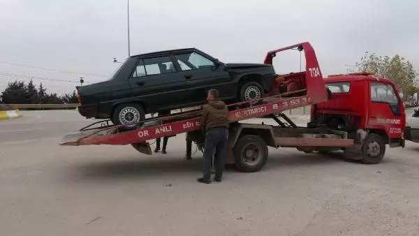 Kilis'te otomobiller çarpıştı: 3 yaralı Kilis'te otomobiller çarpıştı: 3 yaralı