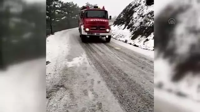 Köyceğiz'de kar yağışı hayatı olumsuz etkiliyor Köyceğiz'de kar yağışı hayatı olumsuz etkiliyor