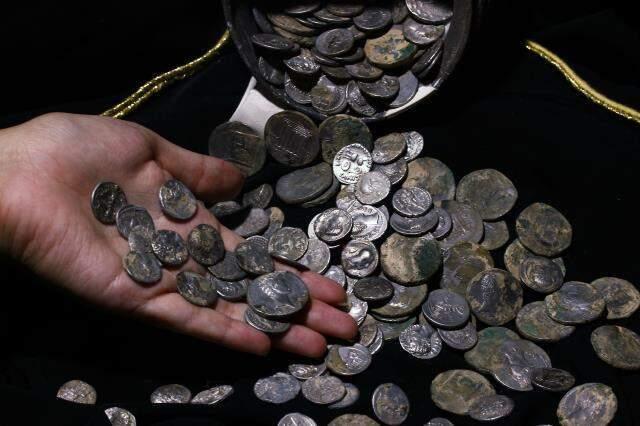 Kütahya'da Roma İmparatorluğu'na ait 651 gümüş sikke bulundu Kütahya'da Roma İmparatorluğu'na ait 651 gümüş sikke bulundu