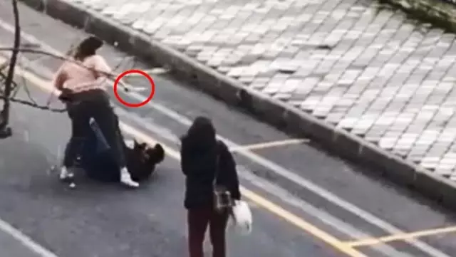 Mahalleye dehşeti yaşatan genç kadın, yoldan geçen vatandaşa bıçakla böyle saldırdı Mahalleye dehşeti yaşatan genç kadın, yoldan geçen vatandaşa bıçakla böyle saldırdı