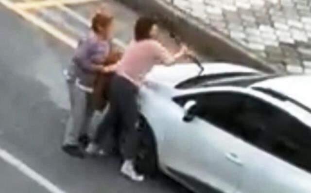 Mahalleye dehşeti yaşatan genç kadın, yoldan geçen vatandaşa bıçakla böyle saldırdı Mahalleye dehşeti yaşatan genç kadın, yoldan geçen vatandaşa bıçakla böyle saldırdı