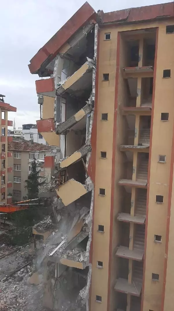 Maltepe'de yıkımına başlanan bina yarım bırakıldı, vatandaşlar tepki gösterdi Maltepe'de yıkımına başlanan bina yarım bırakıldı, vatandaşlar tepki gösterdi