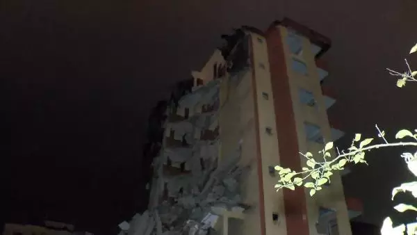 Maltepe'de yıkımına başlanan bina yarım bırakıldı, vatandaşlar tepki gösterdi Maltepe'de yıkımına başlanan bina yarım bırakıldı, vatandaşlar tepki gösterdi