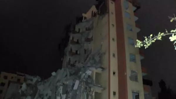 Maltepe'de yıkımına başlanan bina yarım bırakıldı, vatandaşlar tepki gösterdi Maltepe'de yıkımına başlanan bina yarım bırakıldı, vatandaşlar tepki gösterdi
