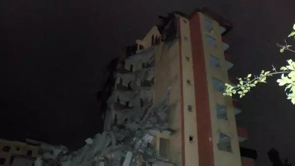 Maltepe'de yıkımına başlanan bina yarım bırakıldı, vatandaşlar tepki gösterdi Maltepe'de yıkımına başlanan bina yarım bırakıldı, vatandaşlar tepki gösterdi
