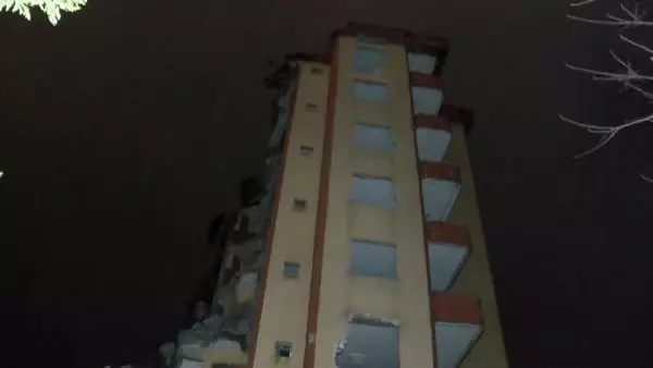 Maltepe'de yıkımına başlanan bina yarım bırakıldı, vatandaşlar tepki gösterdi Maltepe'de yıkımına başlanan bina yarım bırakıldı, vatandaşlar tepki gösterdi