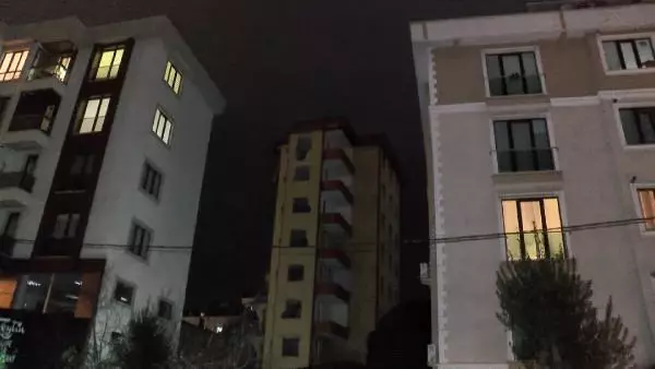 Maltepe'de yıkımına başlanan bina yarım bırakıldı, vatandaşlar tepki gösterdi Maltepe'de yıkımına başlanan bina yarım bırakıldı, vatandaşlar tepki gösterdi