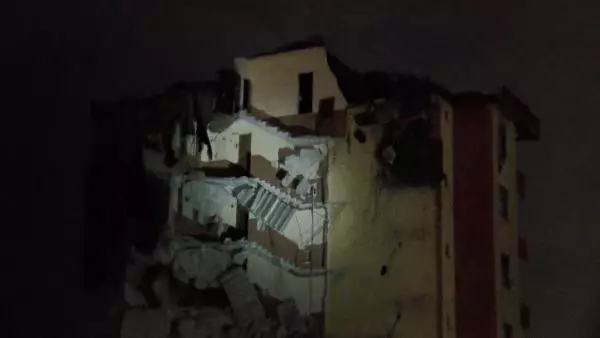 Maltepe'de yıkımına başlanan bina yarım bırakıldı, vatandaşlar tepki gösterdi Maltepe'de yıkımına başlanan bina yarım bırakıldı, vatandaşlar tepki gösterdi