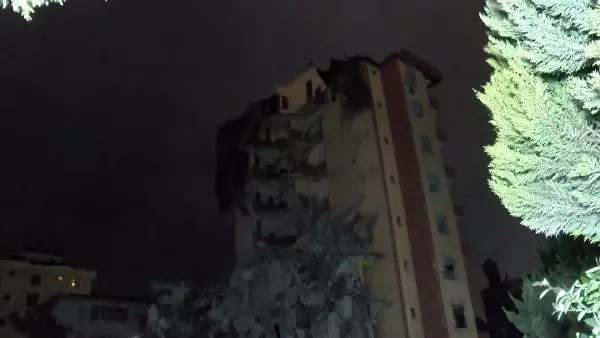 Maltepe'de yıkımına başlanan bina yarım bırakıldı, vatandaşlar tepki gösterdi Maltepe'de yıkımına başlanan bina yarım bırakıldı, vatandaşlar tepki gösterdi