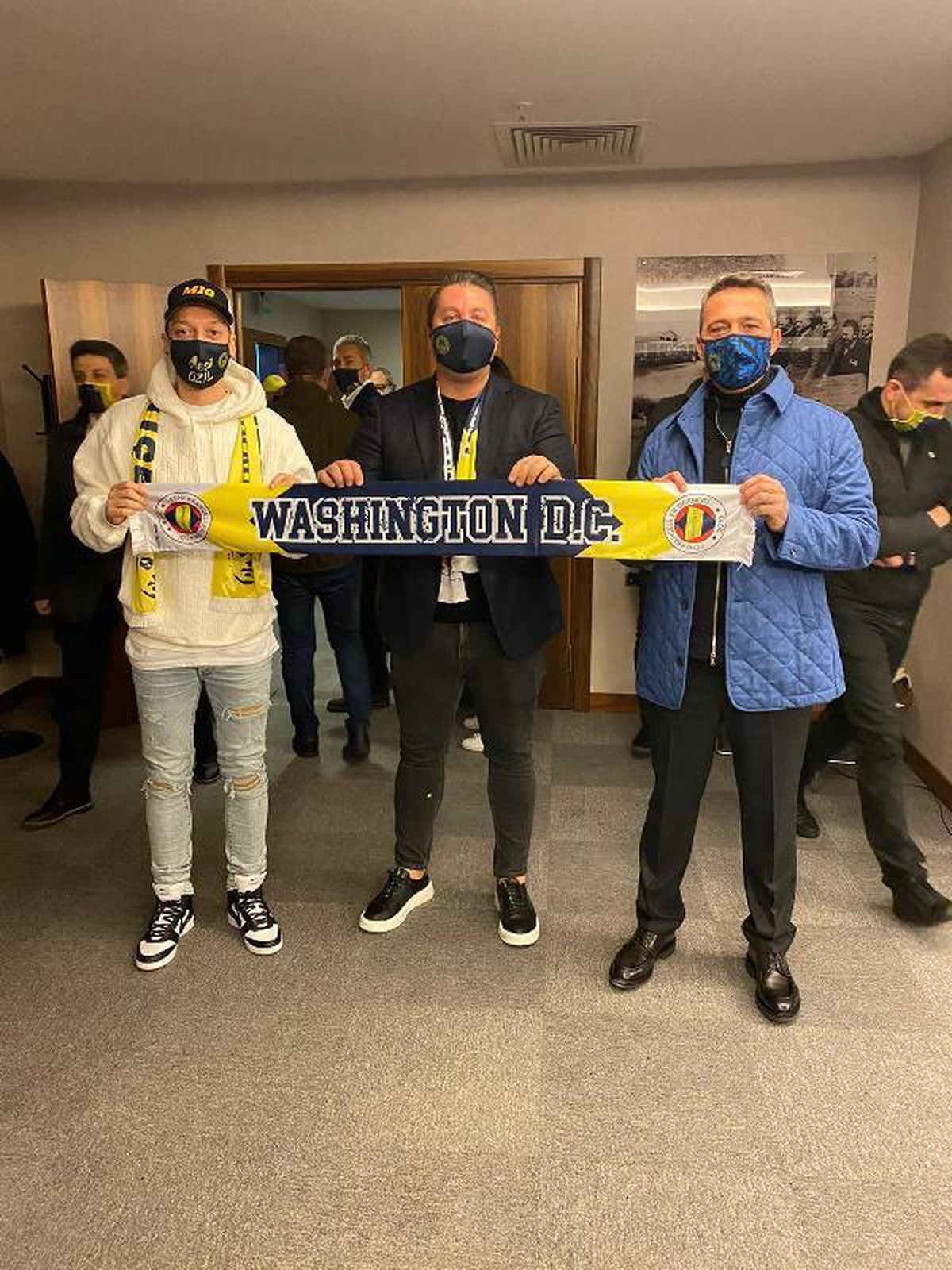 Mesut Özil ve Ali Koç'tan Fenerbahçe atkısı ile Washington DC United'a mesaj