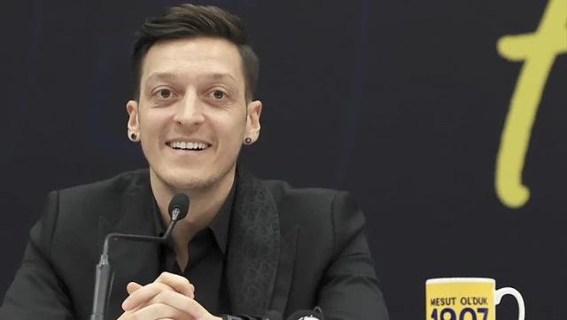 Mesut's answer to the question about his career at the signing ceremony excited the audience.