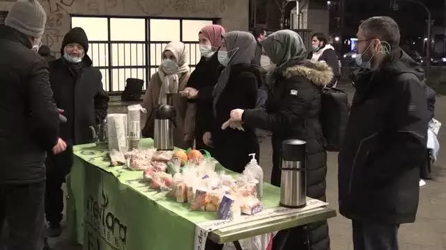 Mevlana Camisi Derneği evsizlere çorba ve yiyecek dağıttı Mevlana Camisi Derneği evsizlere çorba ve yiyecek dağıttı