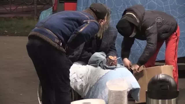 Mevlana Camisi Derneği evsizlere çorba ve yiyecek dağıttı Mevlana Camisi Derneği evsizlere çorba ve yiyecek dağıttı