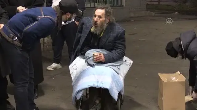 Mevlana Camisi Derneği evsizlere çorba ve yiyecek dağıttı Mevlana Camisi Derneği evsizlere çorba ve yiyecek dağıttı