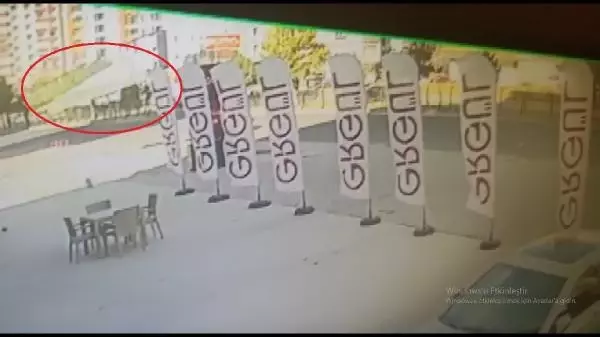 Niğde'de fırtına nedeniyle apartmanın dış cephe kaplaması düştü (2) Niğde'de fırtına nedeniyle apartmanın dış cephe kaplaması düştü (2)