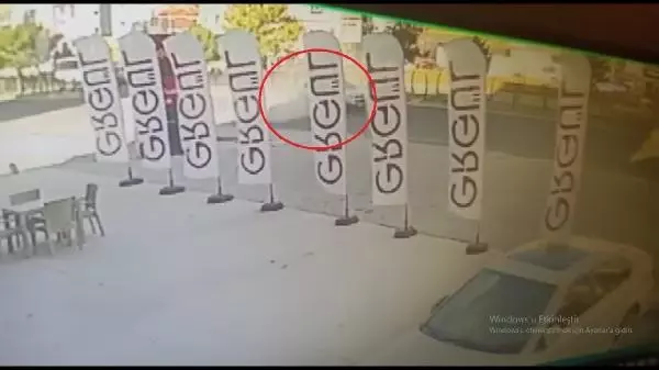 Niğde'de fırtına nedeniyle apartmanın dış cephe kaplaması düştü (2) Niğde'de fırtına nedeniyle apartmanın dış cephe kaplaması düştü (2)