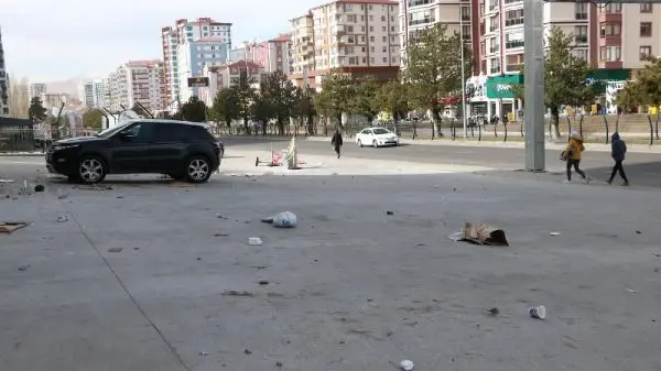 Niğde'de fırtına nedeniyle apartmanın dış cephe kaplaması düştü (2) Niğde'de fırtına nedeniyle apartmanın dış cephe kaplaması düştü (2)
