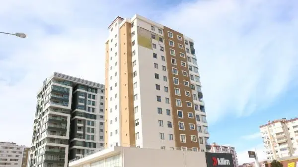 Niğde'de fırtına nedeniyle apartmanın dış cephe kaplaması düştü (2) Niğde'de fırtına nedeniyle apartmanın dış cephe kaplaması düştü (2)