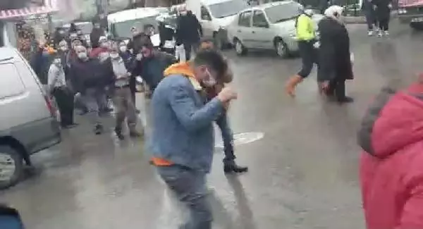 Otobüs ve minibüs şoförlerinin kavgasında 11 kişi serbest bırakıldı Otobüs ve minibüs şoförlerinin kavgasında 11 kişi serbest bırakıldı
