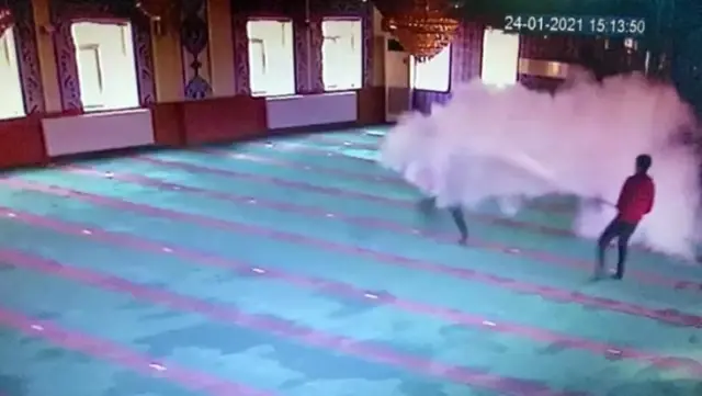 Oyun için camiye giren 5 çocuk ellerine geçirdikleri yangın tüpüyle ortalığı savaş alanına çevirdi! 7-8 bin liralık zarar var Oyun için camiye giren 5 çocuk ellerine geçirdikleri yangın tüpüyle ortalığı savaş alanına çevirdi! 7-8 bin liralık zarar var