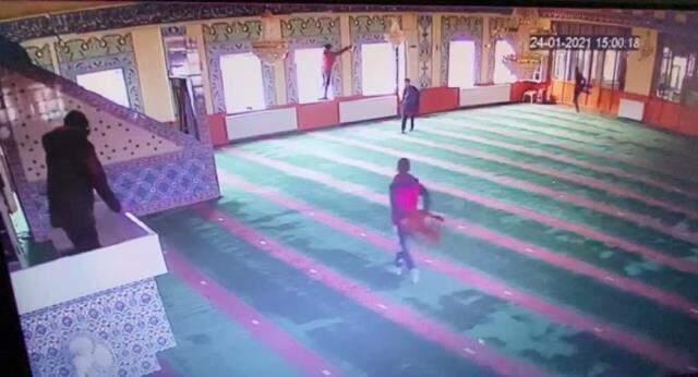 Oyun için camiye giren 5 çocuk ellerine geçirdikleri yangın tüpüyle ortalığı savaş alanına çevirdi Oyun için camiye giren 5 çocuk ellerine geçirdikleri yangın tüpüyle ortalığı savaş alanına çevirdi