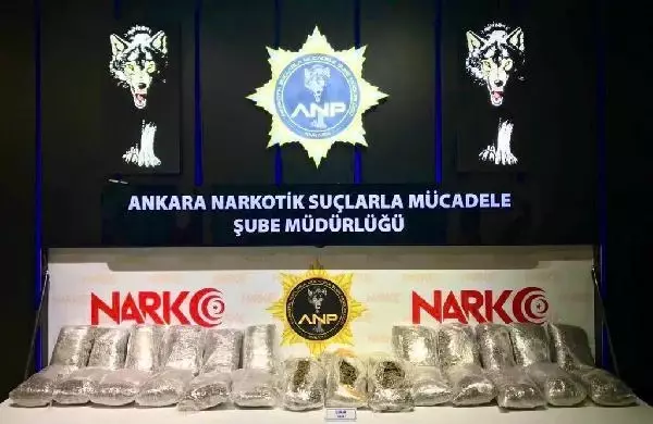 Polisin 'dur' ihtarına uymayan otomobilde 31 kilo uyuşturucu çıktı Polisin 'dur' ihtarına uymayan otomobilde 31 kilo uyuşturucu çıktı