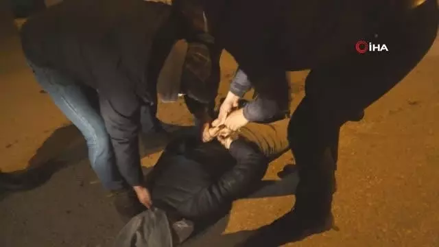 Polisten nefes kesen operasyon... Dolandırıcılar suçüstünde kıskıvrak böyle yakalandı Polisten nefes kesen operasyon... Dolandırıcılar suçüstünde kıskıvrak böyle yakalandı