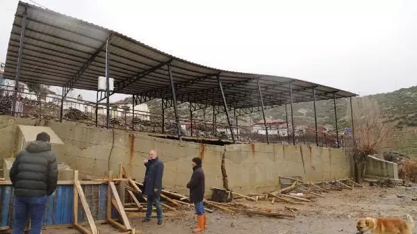 Sağanak ve fırtınada açık düğün alanının istinat duvarı çöktü Sağanak ve fırtınada açık düğün alanının istinat duvarı çöktü