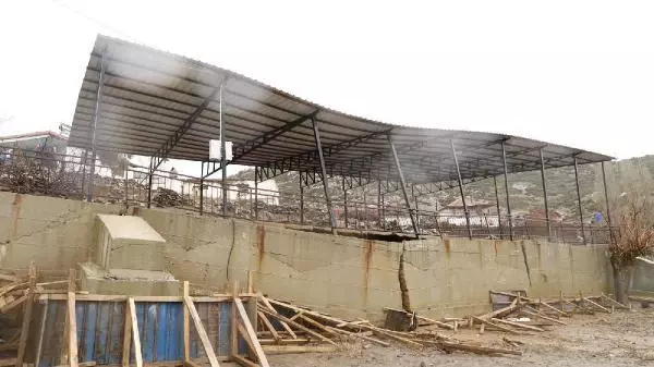 Sağanak ve fırtınada açık düğün alanının istinat duvarı çöktü Sağanak ve fırtınada açık düğün alanının istinat duvarı çöktü