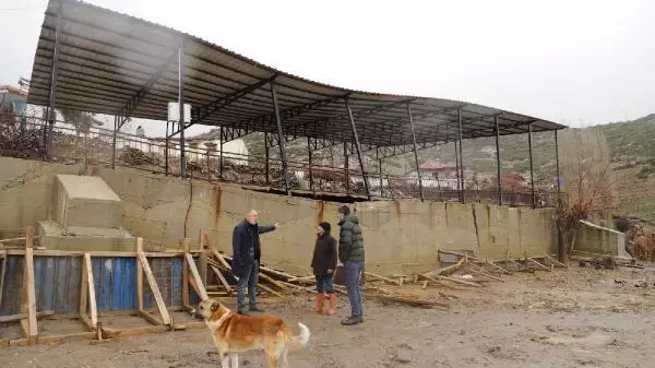 Sağanak ve fırtınada açık düğün alanının istinat duvarı çöktü Sağanak ve fırtınada açık düğün alanının istinat duvarı çöktü