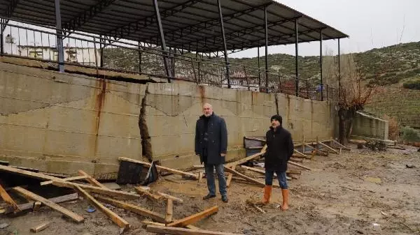 Sağanak ve fırtınada açık düğün alanının istinat duvarı çöktü Sağanak ve fırtınada açık düğün alanının istinat duvarı çöktü