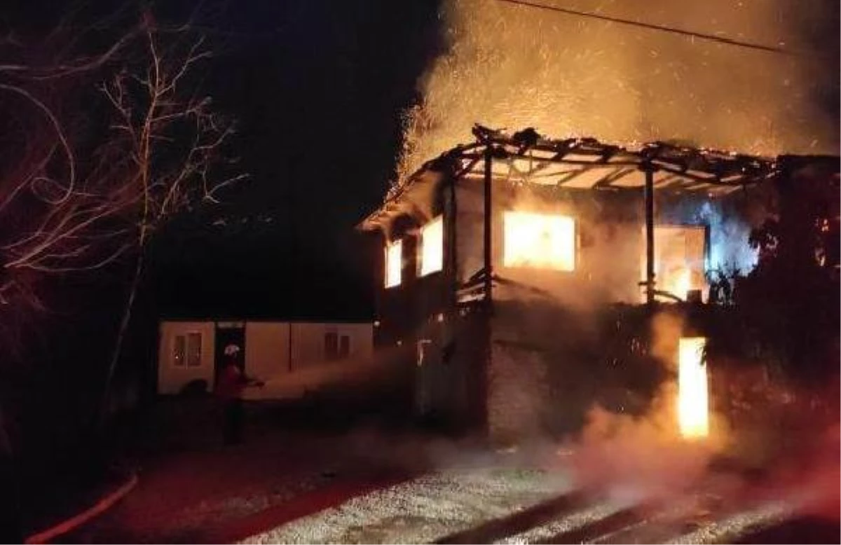 Sakarya'da 2 katlı ahşap ev yandı
