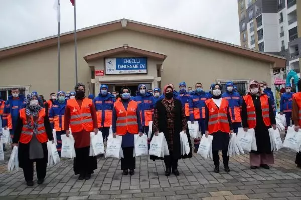 Sancaktepe'de vatandaşlara hijyen seti verildi Sancaktepe'de vatandaşlara hijyen seti verildi