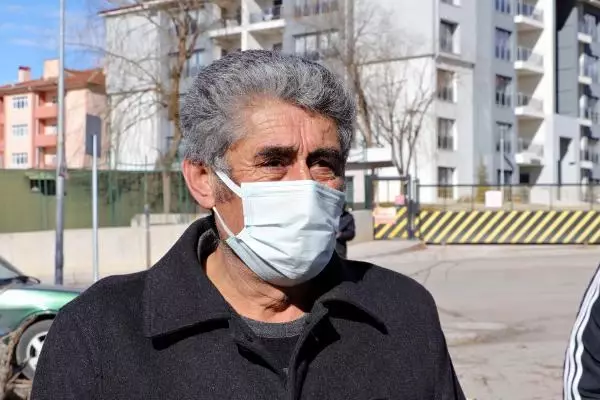 Saniyeler önce park ettiği otomobilinin üzerine ağaç devrildi Saniyeler önce park ettiği otomobilinin üzerine ağaç devrildi