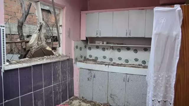 Şiddetli rüzgardan yıkılan duvar bir eve zarar verdi Şiddetli rüzgardan yıkılan duvar bir eve zarar verdi