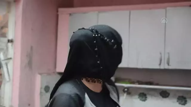 Şiddetli rüzgardan yıkılan duvar bir eve zarar verdi Şiddetli rüzgardan yıkılan duvar bir eve zarar verdi
