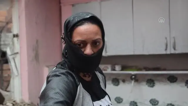 Şiddetli rüzgardan yıkılan duvar bir eve zarar verdi Şiddetli rüzgardan yıkılan duvar bir eve zarar verdi