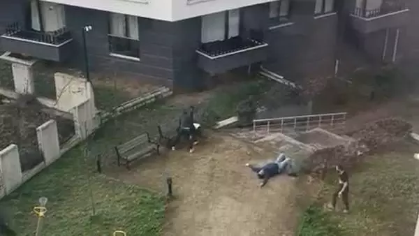 Son dakika: Sitenin bahçesinde gürültü yaptıkları iddiasıyla dövülen gençler hastanelik oldu Son dakika: Sitenin bahçesinde gürültü yaptıkları iddiasıyla dövülen gençler hastanelik oldu