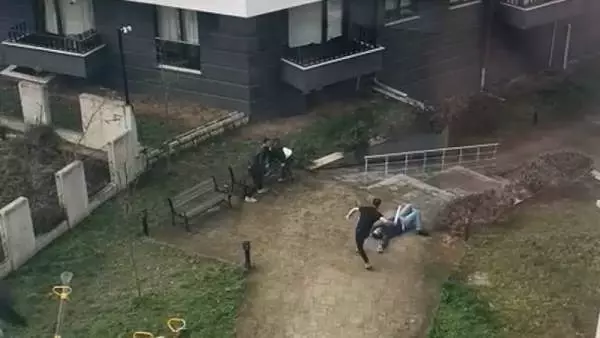 Son dakika: Sitenin bahçesinde gürültü yaptıkları iddiasıyla dövülen gençler hastanelik oldu Son dakika: Sitenin bahçesinde gürültü yaptıkları iddiasıyla dövülen gençler hastanelik oldu