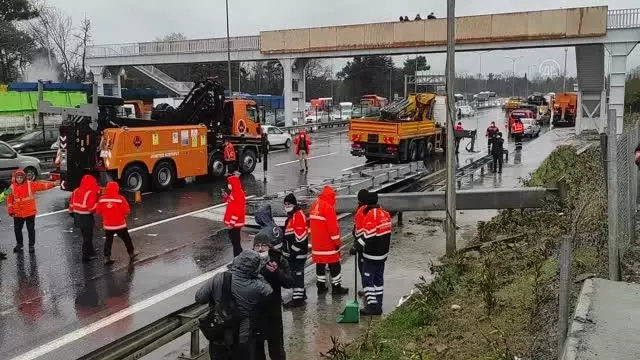 TEM bağlantı yolunda devrilen yön tabelası kaldırıldı TEM bağlantı yolunda devrilen yön tabelası kaldırıldı