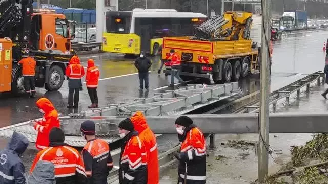 TEM bağlantı yolunda devrilen yön tabelası kaldırıldı TEM bağlantı yolunda devrilen yön tabelası kaldırıldı