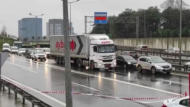 TEM bağlantı yolunda devrilen yön tabelası kaldırıldı TEM bağlantı yolunda devrilen yön tabelası kaldırıldı