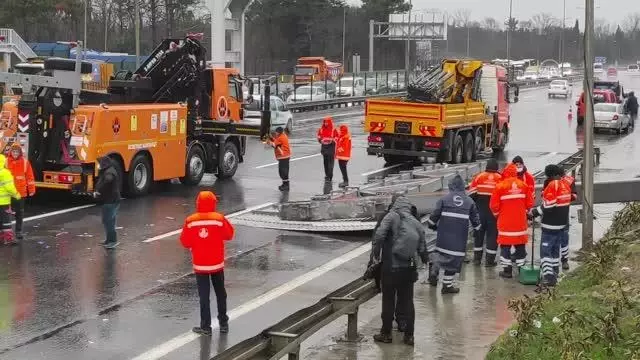 TEM bağlantı yolunda devrilen yön tabelası kaldırıldı TEM bağlantı yolunda devrilen yön tabelası kaldırıldı
