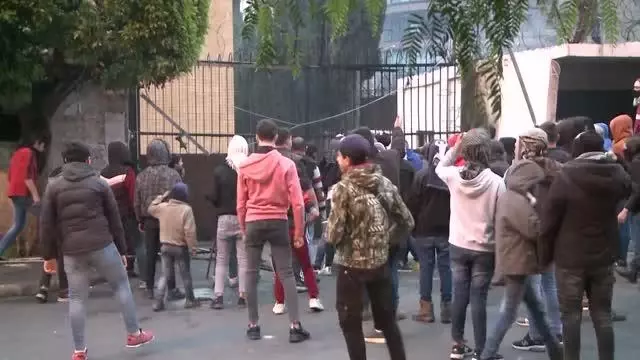 Son dakika: Lübnan'ın kuzeyinde güvenlik güçleri ile göstericiler arasındaki gerginliğin bilançosu: 226 yaralı Son dakika: Lübnan'ın kuzeyinde güvenlik güçleri ile göstericiler arasındaki gerginliğin bilançosu: 226 yaralı