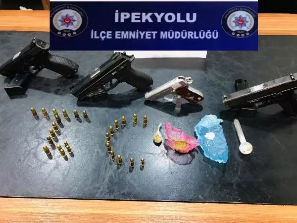 Van'da 'Şok' uygulaması; silah ve uyuşturucu ele geçirildi, 8 kişi gözaltında Van'da 'Şok' uygulaması; silah ve uyuşturucu ele geçirildi, 8 kişi gözaltında