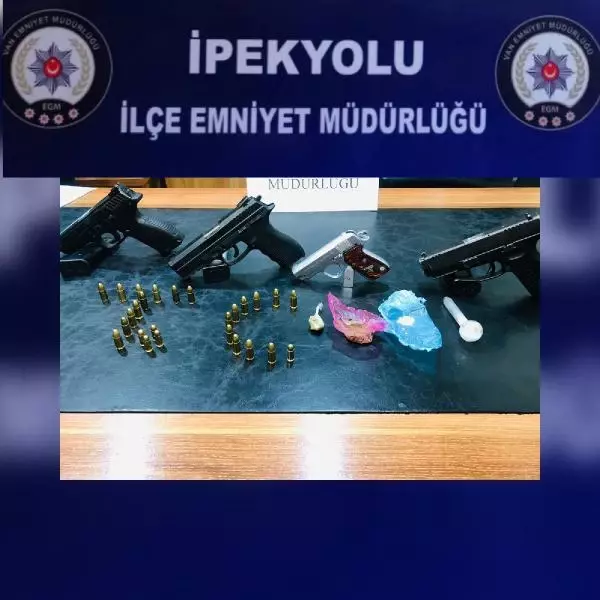 Van'da 'Şok' uygulaması; silah ve uyuşturucu ele geçirildi, 8 kişi gözaltında Van'da 'Şok' uygulaması; silah ve uyuşturucu ele geçirildi, 8 kişi gözaltında