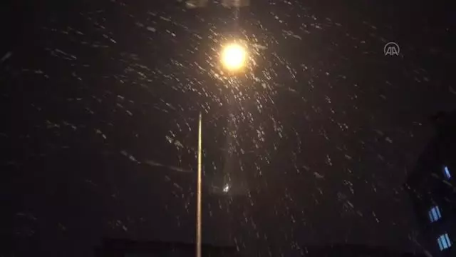 Vatandaşlar kar topu oynayarak kar yağışının keyfini çıkardı Vatandaşlar kar topu oynayarak kar yağışının keyfini çıkardı