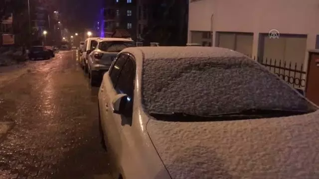 Vatandaşlar kar topu oynayarak kar yağışının keyfini çıkardı Vatandaşlar kar topu oynayarak kar yağışının keyfini çıkardı